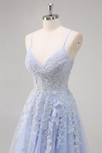 Vestido de fiesta largo de tul con cuentas y tirantes finos en forma de A con abertura