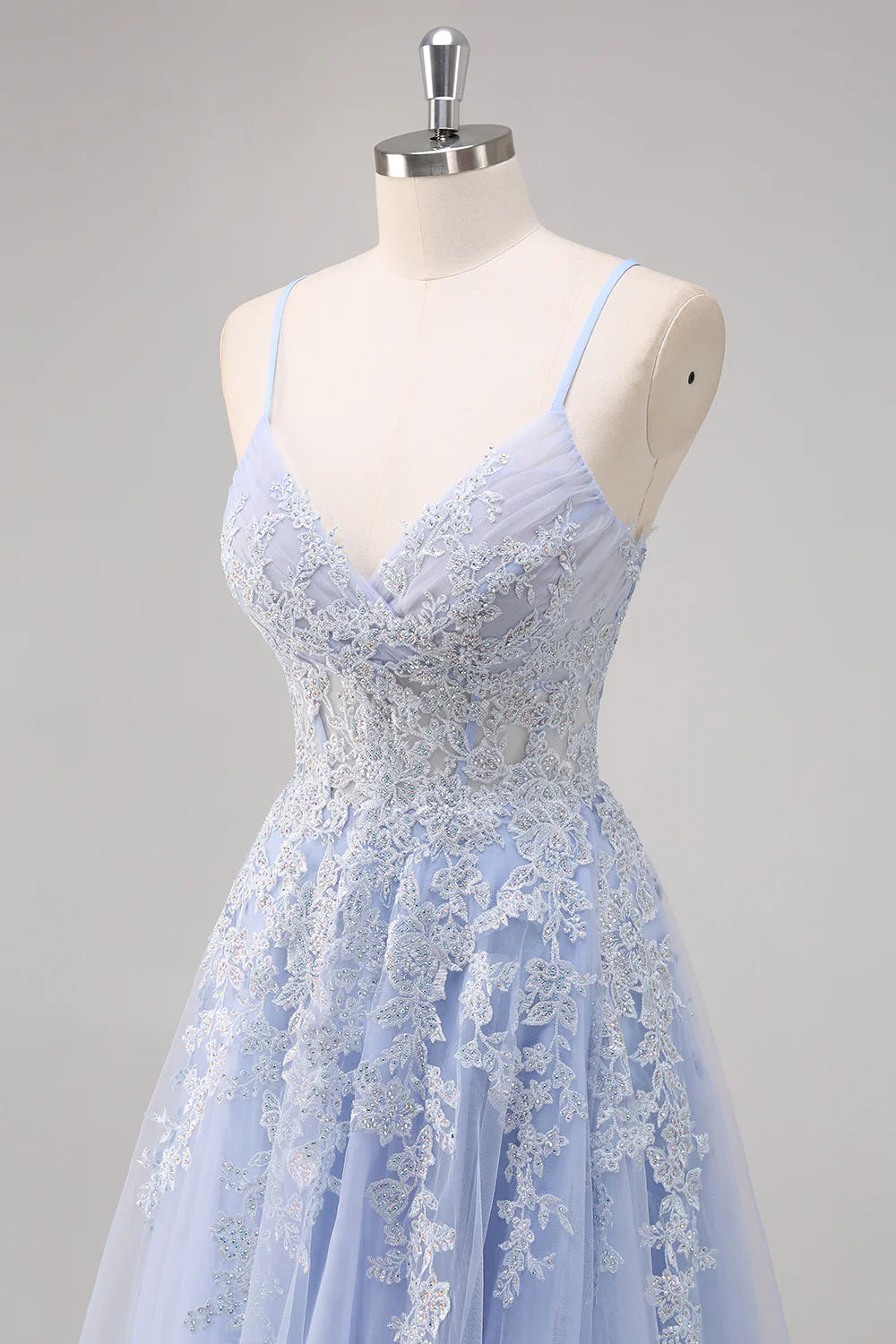 Vestido de fiesta largo de tul con cuentas y tirantes finos en forma de A con abertura