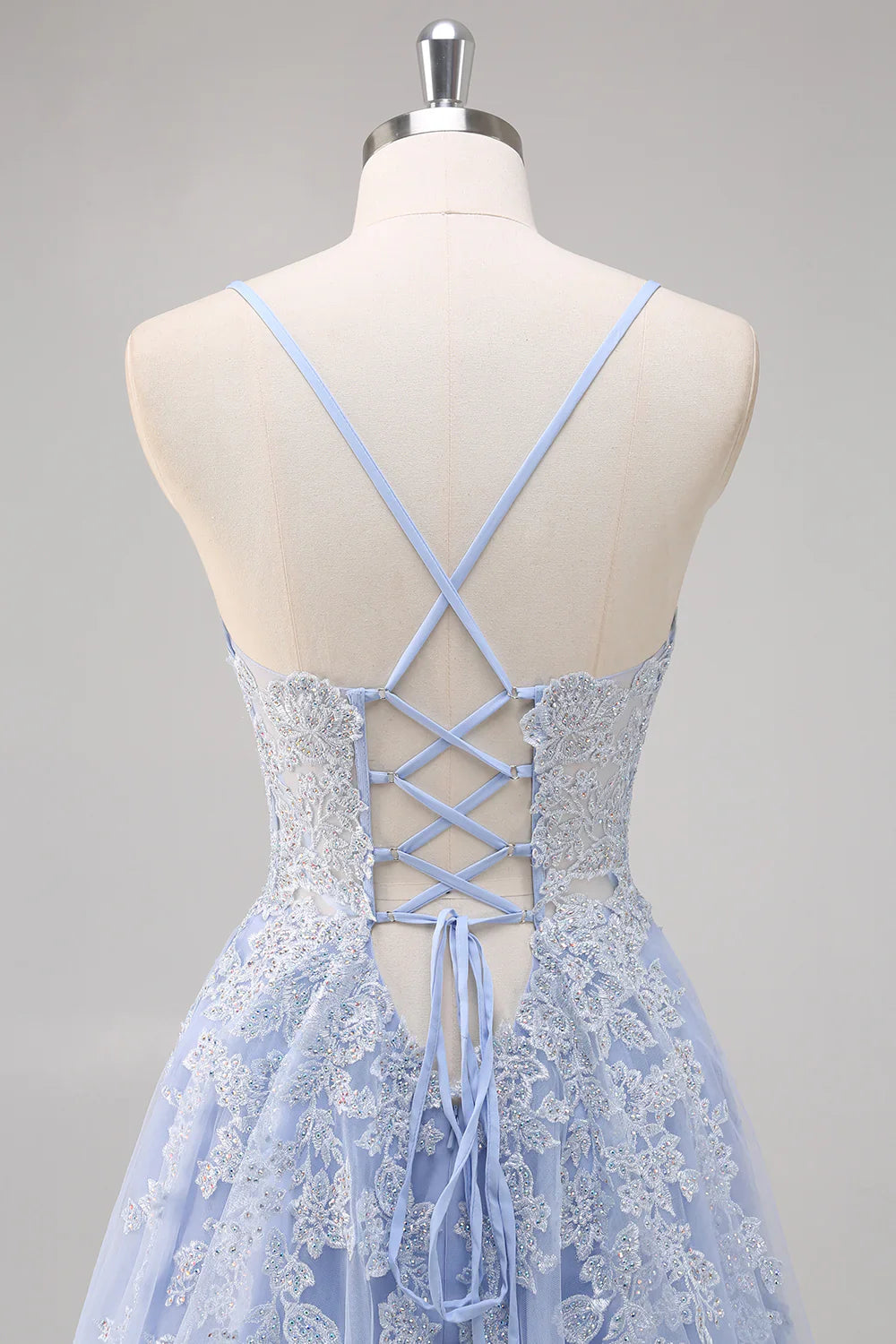 Vestido de fiesta largo de tul con cuentas y tirantes finos en forma de A con abertura