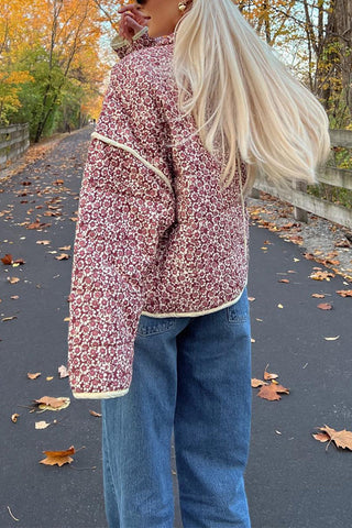 Meridress Steppmantel mit Stehkragen und offener Vorderseite und Blumendruck