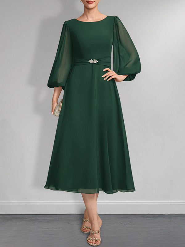 A-Linien-Chiffonkleid in Teelänge für die Mutter der Braut mit Kristallbrosche und Falten