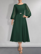 A-Linien-Chiffonkleid in Teelänge für die Mutter der Braut mit Kristallbrosche und Falten