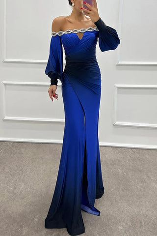 Vestido largo Julieta con escote barco, hombros descubiertos, abertura y detalle de gemas con estampado degradado