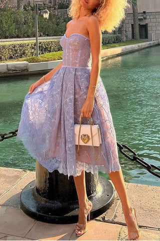 Olivia – Trägerloses Midikleid aus Spitze mit Blumenstickerei 