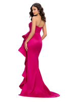 Elegantes, tailliertes, plissiertes, trägerloses Abendkleid mit kurzem Schlitz, kleiner Schleppe und seitlichen Rüschen