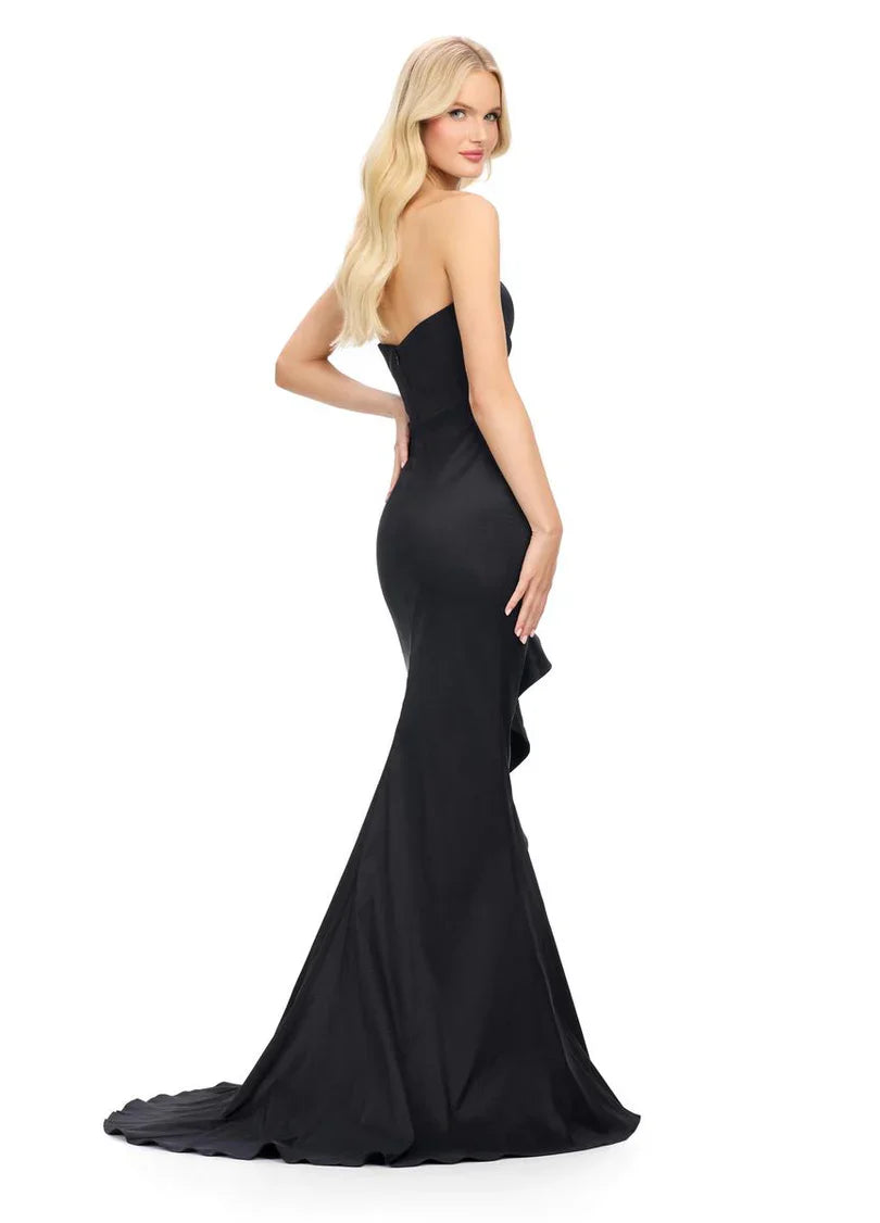Elegantes, tailliertes, plissiertes, trägerloses Abendkleid mit kurzem Schlitz, kleiner Schleppe und seitlichen Rüschen