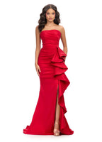 Elegantes, tailliertes, plissiertes, trägerloses Abendkleid mit kurzem Schlitz, kleiner Schleppe und seitlichen Rüschen