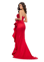 Elegantes, tailliertes, plissiertes, trägerloses Abendkleid mit kurzem Schlitz, kleiner Schleppe und seitlichen Rüschen