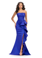Elegantes, tailliertes, plissiertes, trägerloses Abendkleid mit kurzem Schlitz, kleiner Schleppe und seitlichen Rüschen