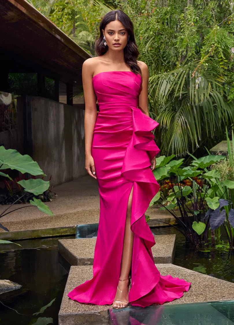 Elegantes, tailliertes, plissiertes, trägerloses Abendkleid mit kurzem Schlitz, kleiner Schleppe und seitlichen Rüschen