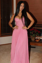 Vestido de fiesta rosa con corsé, tirantes finos y volantes en corte A