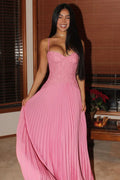 Vestido de fiesta rosa con corsé, tirantes finos y volantes en corte A