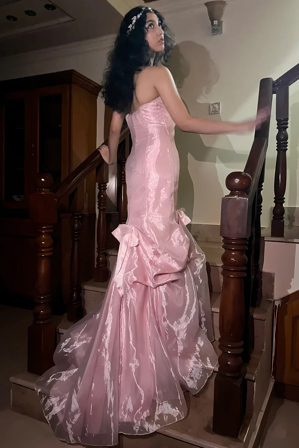 Vestido largo de fiesta sirena sin tirantes con volantes