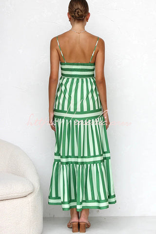 Vestido midi de corte A con bolsillos fruncidos en la espalda y estampado de rayas Beachy Dreams 