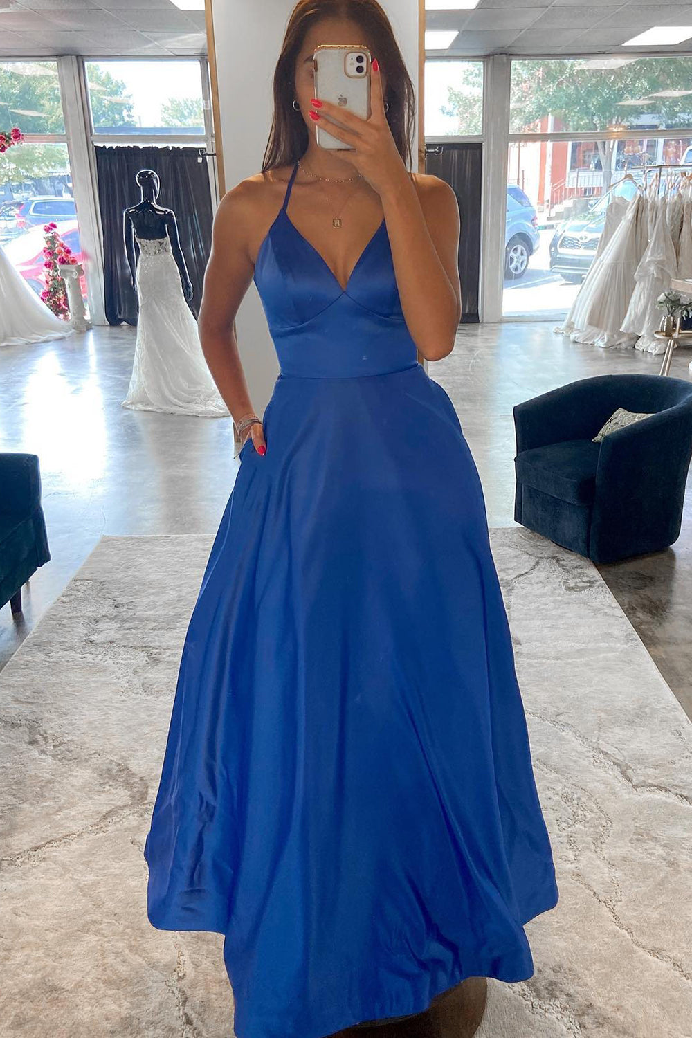 Langes, blaues A-Linien-Abendkleid mit Neckholder und gekreuztem Rückenausschnitt