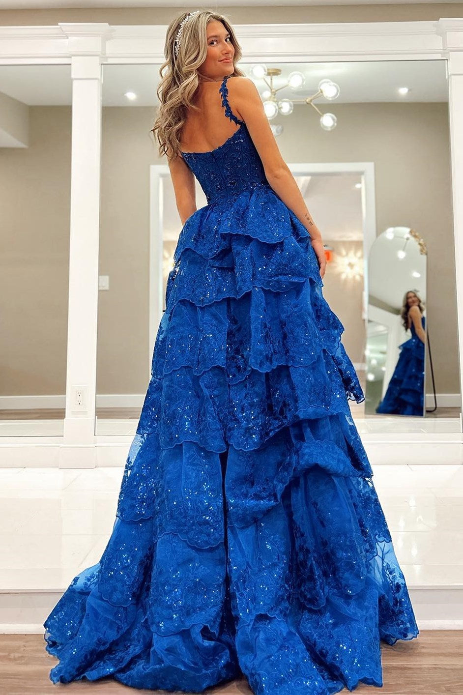 Langes, gestuftes, herzförmiges Rüschenkleid aus blauem Tüll mit Pailletten und Tüll