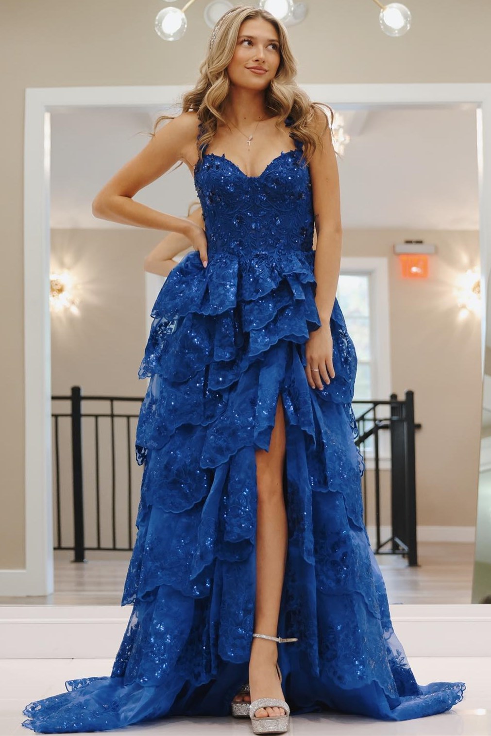 Langes, gestuftes, herzförmiges Rüschenkleid aus blauem Tüll mit Pailletten und Tüll