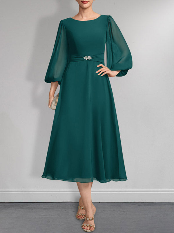 A-Linien-Chiffonkleid in Teelänge für die Mutter der Braut mit Kristallbrosche und Falten
