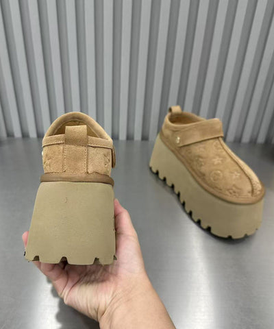 Schicke Plateau-Sandalen aus Wildleder in Hellkamel mit Prägung 