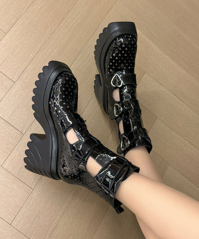 Botas de piel de vaca blanca estilo boutique con hebillas huecas y empalmes 
