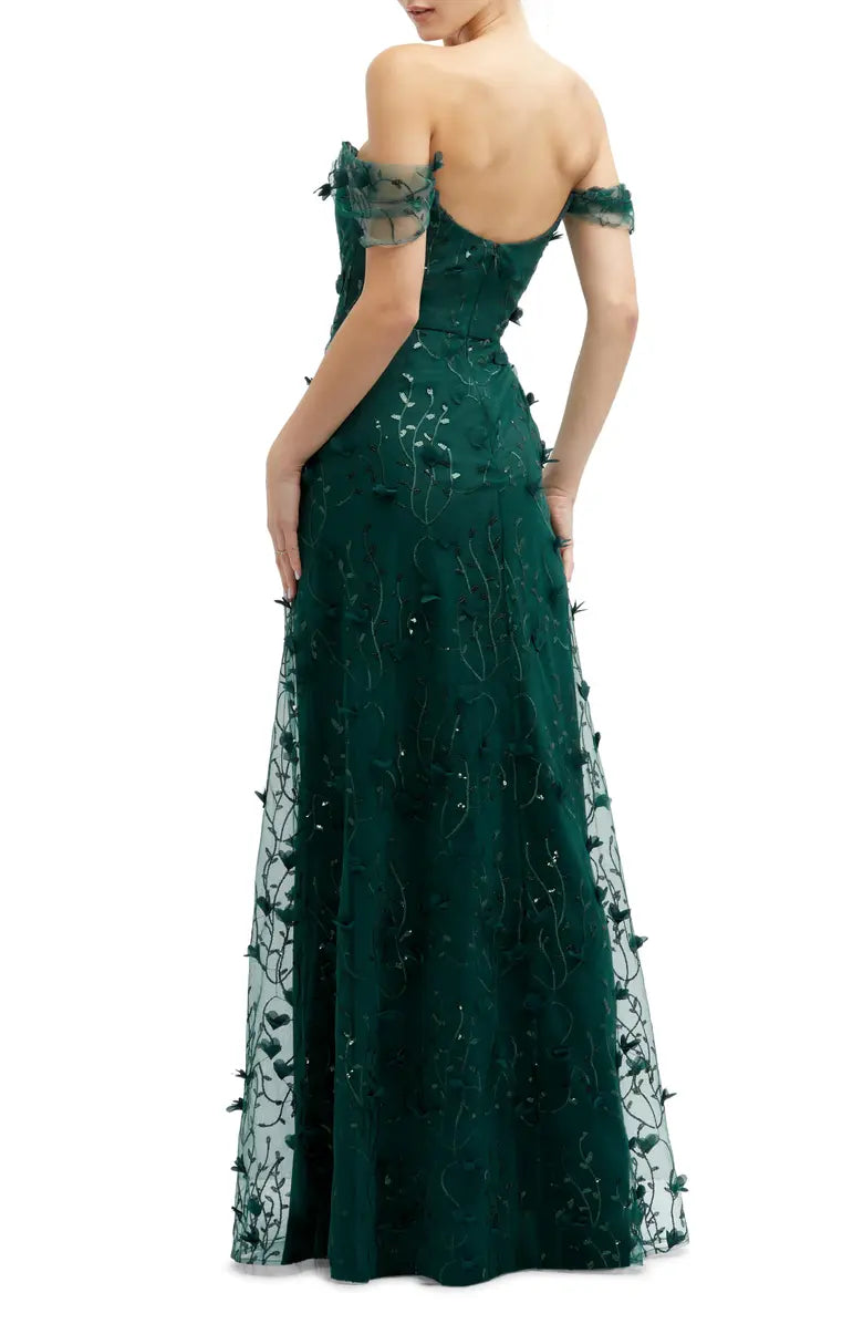 Vestido con hombros descubiertos bordado en 3D