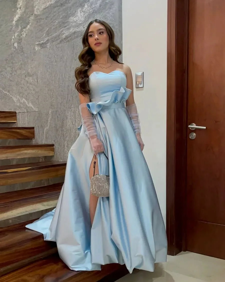 Vestido de fiesta largo azul claro con escote en forma de corazón y abertura delantera