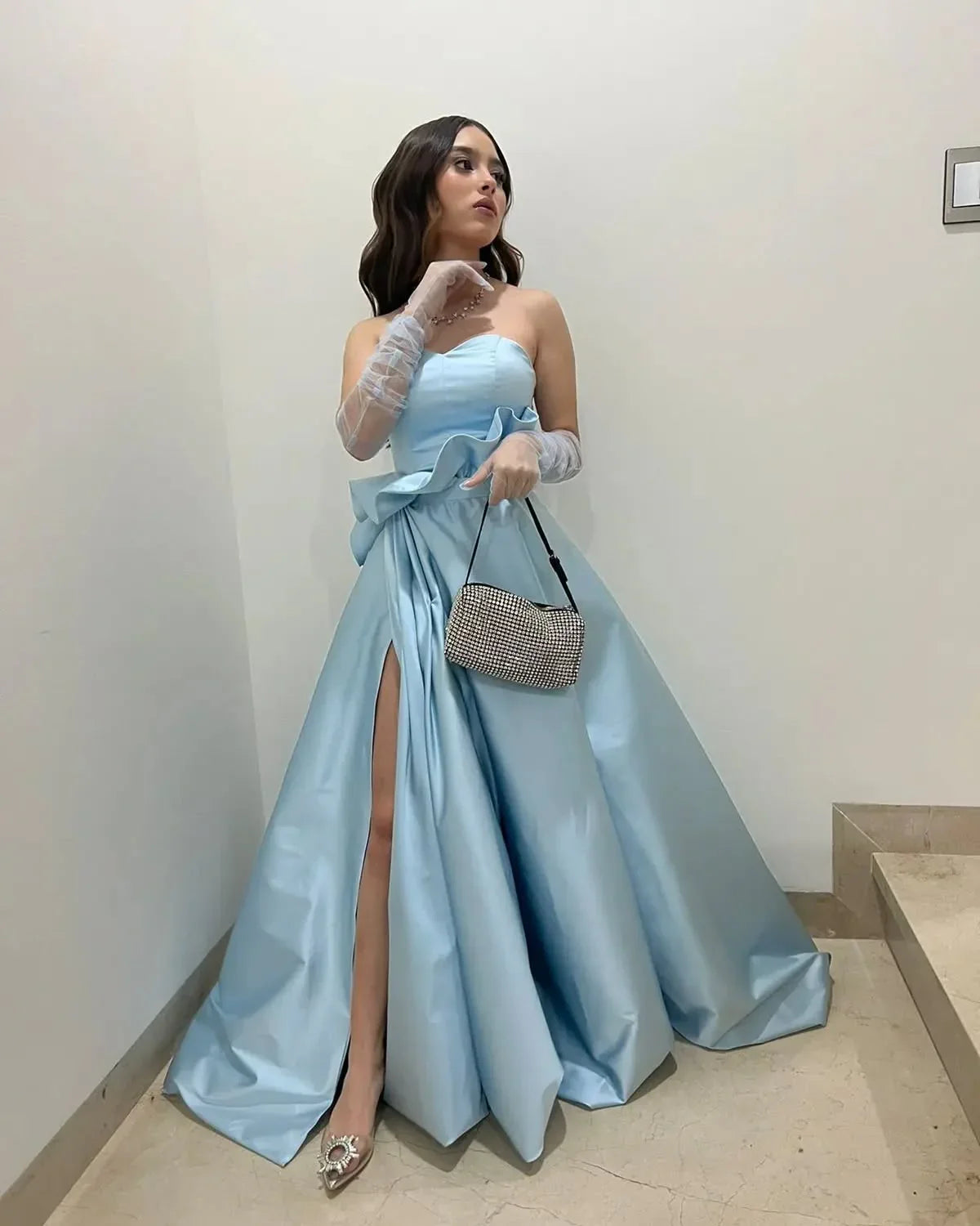 Vestido de fiesta largo azul claro con escote en forma de corazón y abertura delantera