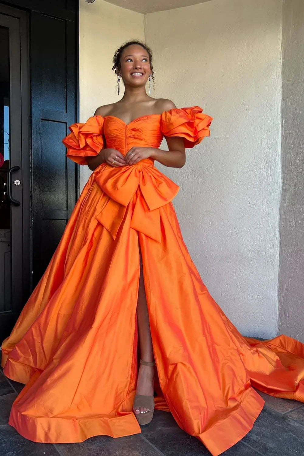 A-Linie schulterfreies langes Satin-Ballkleid