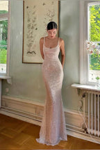 Vestido largo de fiesta con tirantes finos y lentejuelas plateadas