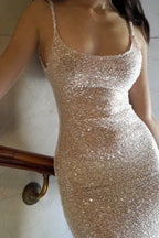 Vestido largo de fiesta con tirantes finos y lentejuelas plateadas