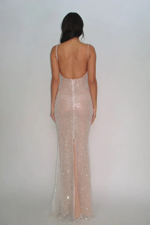Vestido largo de fiesta con tirantes finos y lentejuelas plateadas