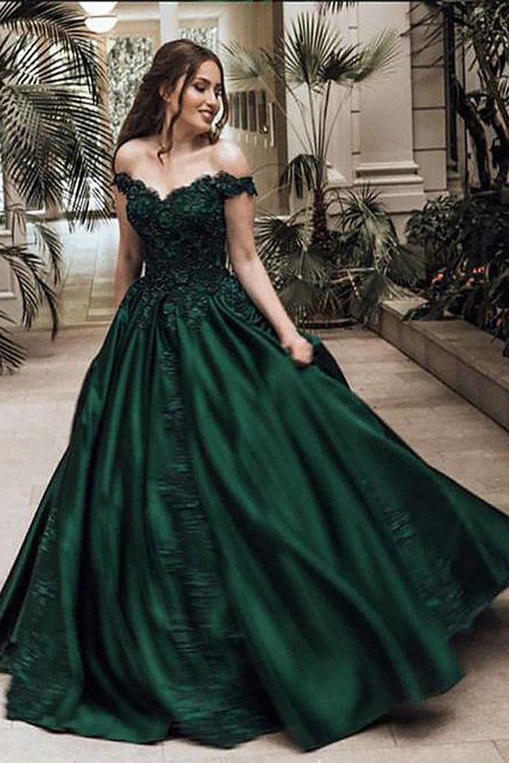 Schulterfreies Ballkleid mit Spitze