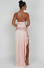 Sexy, ärmelloses, schulterfreies Meerjungfrauen-Maxikleid aus weichem Satin mit Seitenschlitz und Rüschen, verziert mit einem Träger und Rüschen.