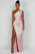 Sexy, ärmelloses, schulterfreies Meerjungfrauen-Maxikleid aus weichem Satin mit Seitenschlitz und Rüschen, verziert mit einem Träger und Rüschen.