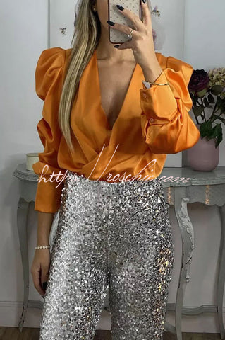Perfectly Adored – Satinbluse mit überkreuztem Ausschnitt und Puffärmeln 