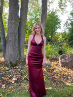 Vestido de fiesta largo de satén burdeos con escote halter en V y abertura