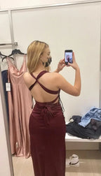 Vestido de fiesta largo de satén burdeos con escote halter en V y abertura