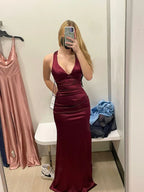 Vestido de fiesta largo de satén burdeos con escote halter en V y abertura