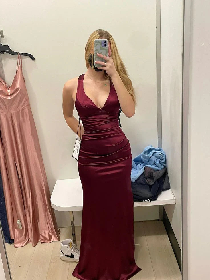 Vestido de fiesta largo de satén burdeos con escote halter en V y abertura