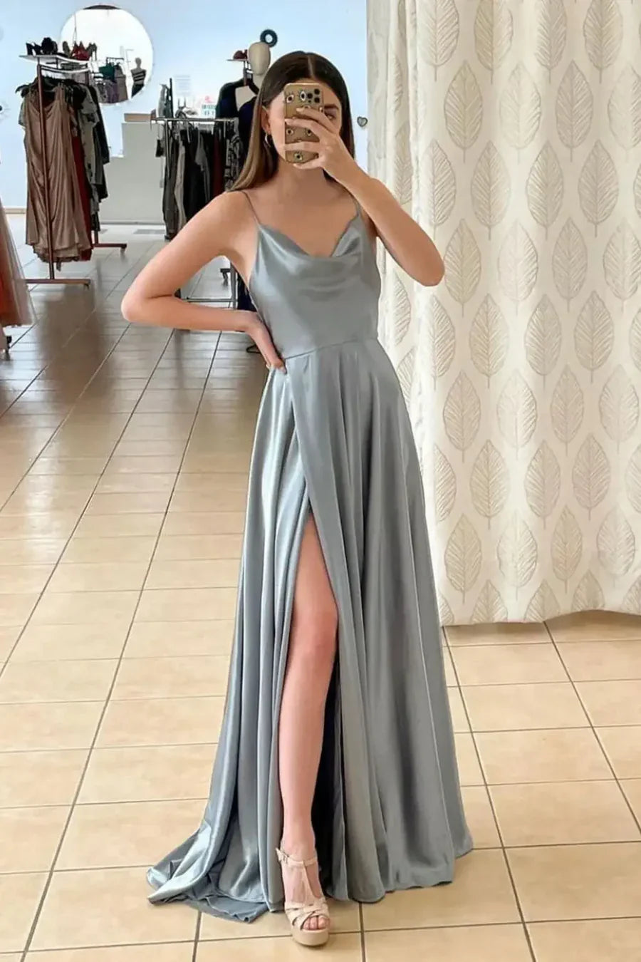 Vestidos formales de satén con escote vuelto, corte A y abertura frontal