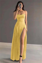 Einfaches, langes Ballkleid mit Spaghettiträgern und Schlitz am Rücken
