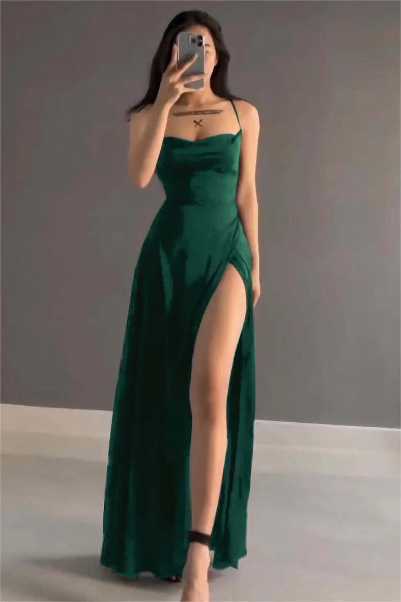 Einfaches, langes Ballkleid mit Spaghettiträgern und Schlitz am Rücken