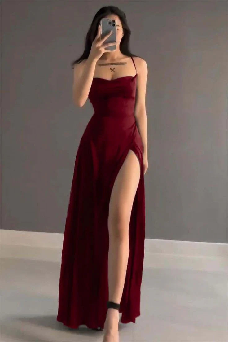 Einfaches, langes Ballkleid mit Spaghettiträgern und Schlitz am Rücken