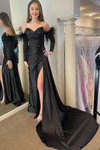 Langes Ballkleid mit Federn