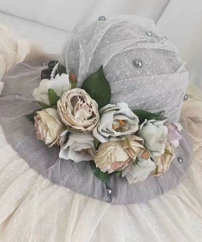 Elegante sombrero de pescador francés con encaje morado y flores