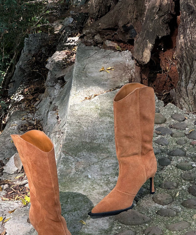 Botas de tacón de aguja con diseño original de ante marrón y punta puntiaguda 