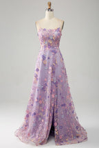 Vestido de fiesta de tul color malva con abertura frontal y tirantes finos en forma de A