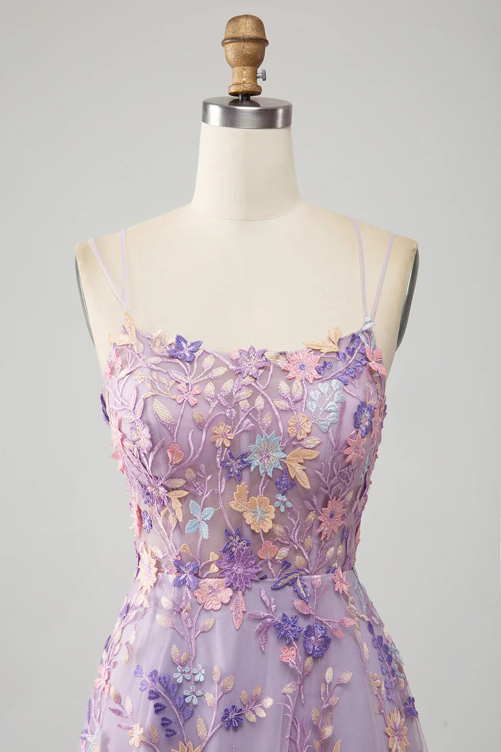 Vestido de fiesta de tul color malva con abertura frontal y tirantes finos en forma de A