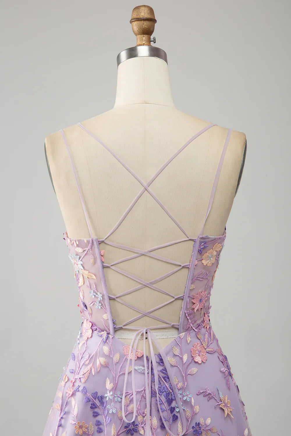 Vestido de fiesta de tul color malva con abertura frontal y tirantes finos en forma de A