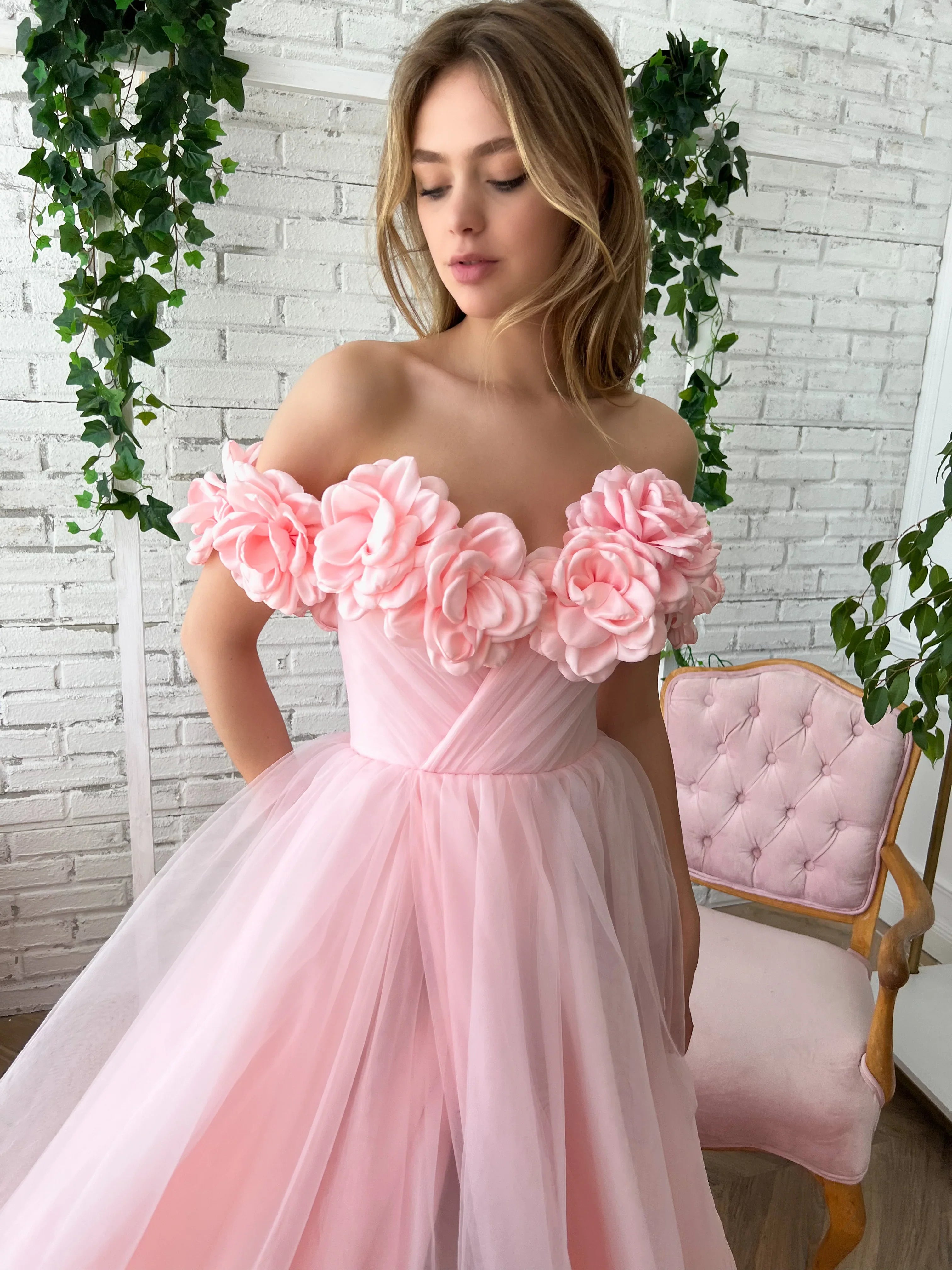 Vestido rosa con flores en los hombros-1